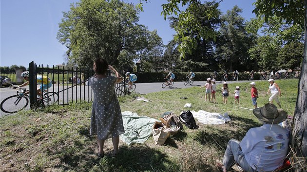 PIKNIK VE STNU STROM. Divci sleduj cyklisty ve  dvanct etap Tour de France.  