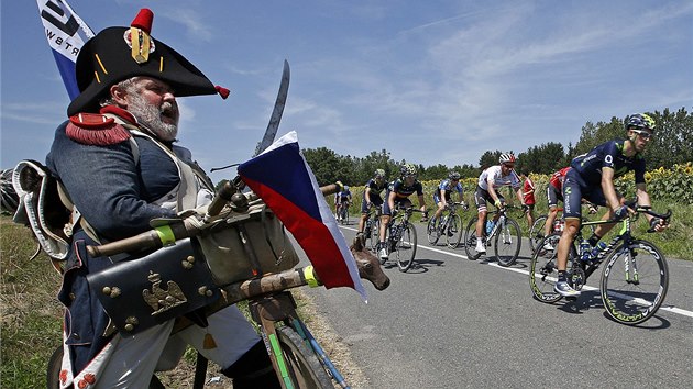 ESK VLAJKA NA TOUR. Fanouek ve francouzsk vojensk uniform povzbuzuje cyklisty ve tinct etap Tour de France. 