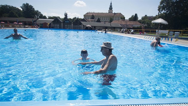 Nedvno opraven koupalit Bajda nabz vhled na kromsk zmek.