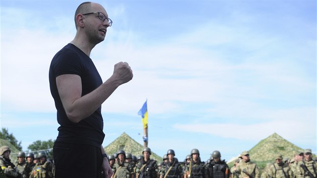 Ukrajinsk premir Arsenij Jaceuk promlouv k vojkm pi inspekci armdy nedaleko Slavjansku.