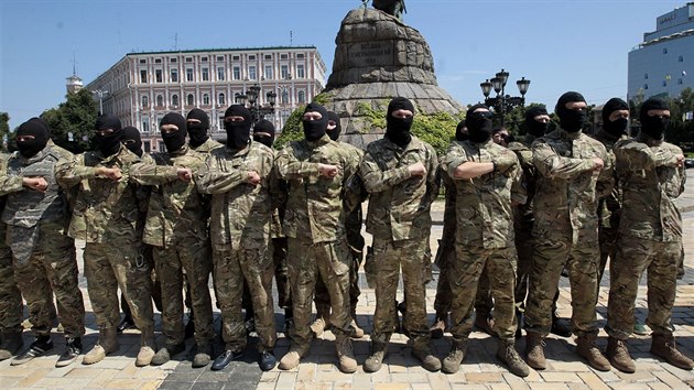 Dobrovolnci slibuj na oficilnm ceremonilu v Kyjev vrnost Ukrajin. Zanedlouho vyraz bojovat v batalionu Azov proti proruskm separatistm na vchod Ukrajiny.