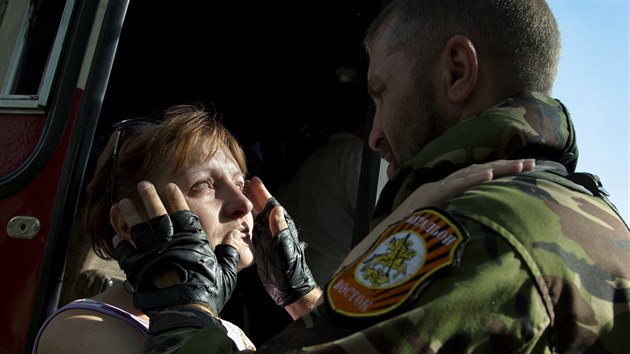 Bojovnk donck separatistick armdy se lou se svou manelkou, kter chce odjet do Ruska a podat o azyl. Deset uprchlky pln obsazench autobus vyjelo 16. ervence z mst Karlovka, Marjinka a Dontsk do ruskho Rostovu.