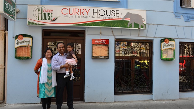 Mamun Hassan s rodinou v restauraci Curry House na Palmovce