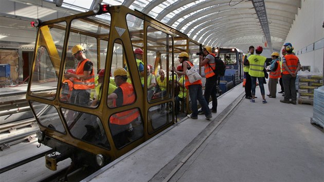 Pro prohldku tunel byl pouit tento vozk (pezdvan v Dopravnm podniku autobus), taen dvojic MUV (Motorov univerzln vozk).