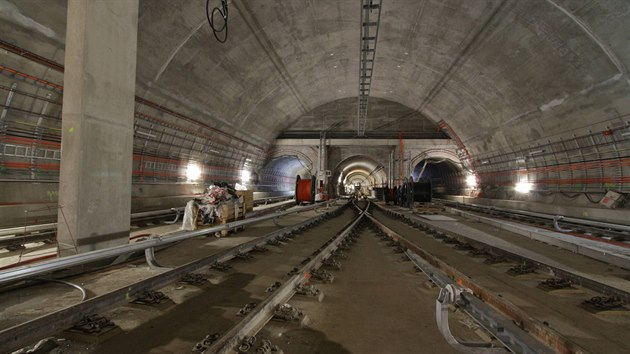 Mezi traovmi tunely se nachz obratov tunel. Soust kolejit je ji hlinkov napjec kolej.