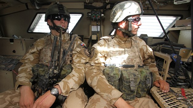 et vojci uvnit obrnnho vozidla na zkladn Bagrm v Afghnistnu