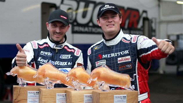 David Vreck (vlevo) a Adam Lacko z Buggyry s trofejemi z okruhu Red Bull Ring.