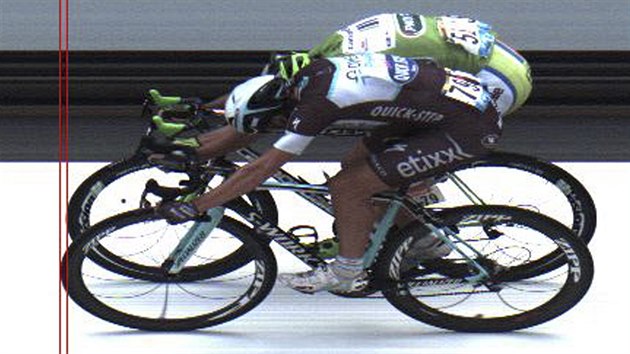 Matteo Trentin (v poped) porazil Petera Sagana ve spurtu sedm etapy Tour de France jen o centimetry.