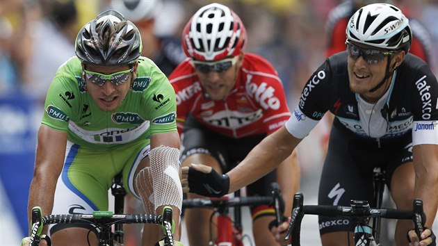 Matteo Trentin (vpravo) vyhrl sedmou etapu Tour de France. A pak poplcal druhho Petera Sagana.