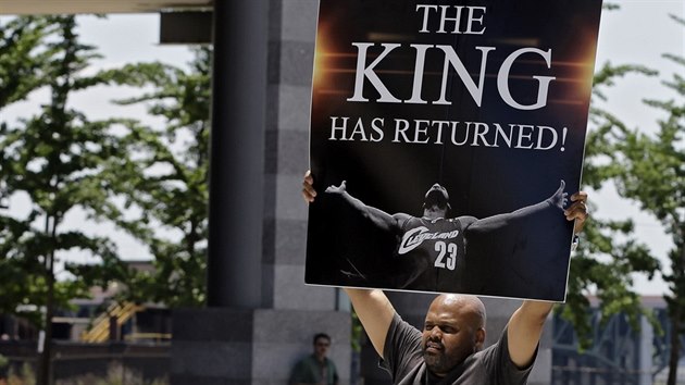 Král se vrátil. Fanouek Clevelandu vítá LeBrona Jamese zpátky v klubu.