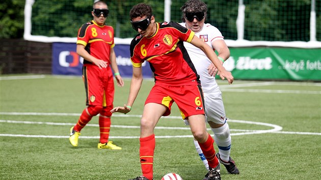 Momentka z fotbalovho utkn nevidomch mezi eskem (bl) a Belgi. esko zvtzilo tsn 1:0.