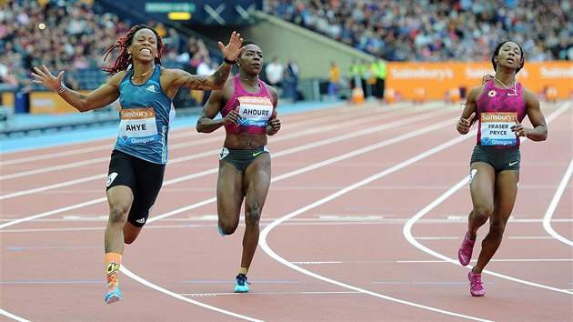 Michelle-Lee Ahyeov (vlevo) slav triumf v zvod na 100 metr na mtinku Diamantov ligy v Glasgow.