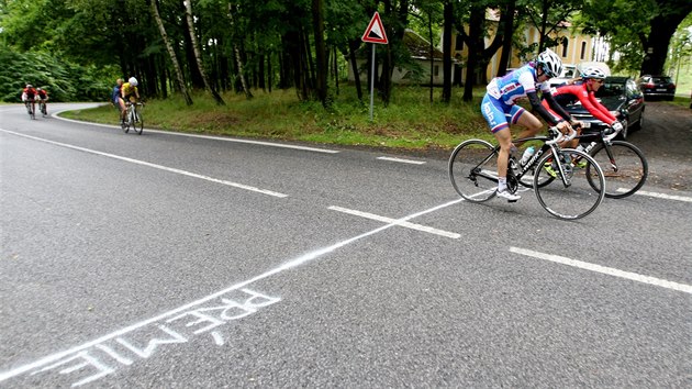 Martina Sblkov (v modrm) projd prmi v etap Tour de Feminin.