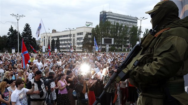 Prorusk separatista hldkuje u demostrace na Leninskm nmst v centru msta Donck