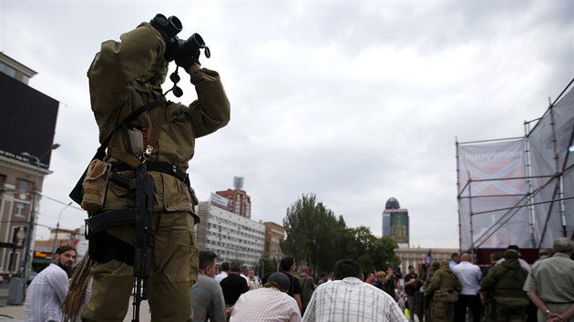 Prorusk separatista hldkuje na demonstraci na Leninov nmst v centru Doncku