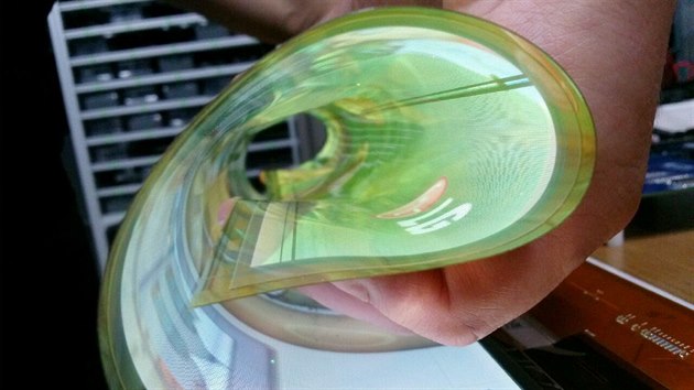 Funkn 18palcov OLED displej lze nyn srolovat do 3cm ruliky.