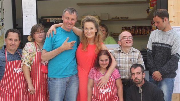 Simona Staov a klienti potravinsk dlny Dobroty s pbhem a jejich nov oteven obchdek s oberstvenm v Davli
