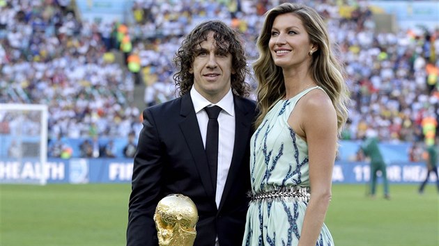 Bval kapitn panlskho fotbalovho tmu Carles Puyol a Gisele Bndchenov s trofej pro mistry svta ve fotbale (Rio de Janeiro, 13. ervence 2014)