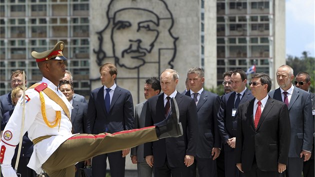 Rusk prezident Vladimir Putin a jeho kubnsk protjek Ral Castro (12. 7. 2014).