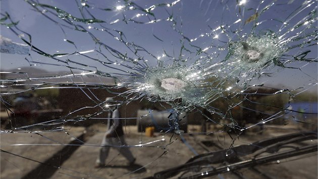 Nejmn 89 lid pilo o ivot a tyi destky lid utrply zrann pi explozi trhaviny ukryt ve vozidle na hojn navtvovanm triti v provincii Paktika ve vchodnm Afghnistnu (15. 7. 2014).