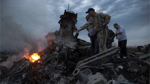 Trosky letounu malajsijskch aerolinek s 298 lidmi na palub, kter se ztil na vchodn Ukrajin (17. 7. 2014).