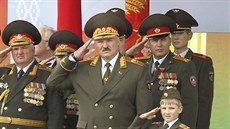 Bloruský prezident Alexandr Lukaenko sleduje vojenskou pehlídku k výroí Dne...