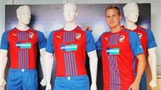 Plzeň představila nové dresy. Role manekýna se s gustem ujal David Limberský. Plzeň představila nové dresy. Role manekýna se s gustem ujal David Limberský.