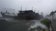 Velké vlny zpsobené tajfunem Rammasun ve mst Chaj Kchou na ostrov Chaj Nan...