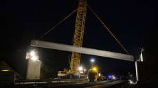 Pokládání nosníků mostu na 43. kilometru dálnice D1 u Šternova. Pokládání nosníků mostu na 43. kilometru dálnice D1 u Šternova.