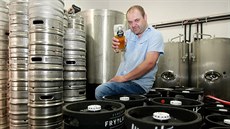 Pivovarník Marek Vávra zaal ve Frýdlantu opt vait pivo.