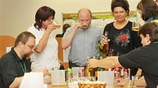 Ranní rutina. Vzorky piv Gambrinus degustuje každé ráno přes deset lidí.... Ranní rutina. Vzorky piv Gambrinus degustuje každé ráno přes deset lidí....