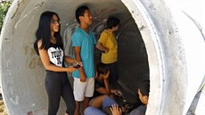 Obyvatelé msta Adod na jihu Izraele hledají úkryt v betonové trubce, zatímco...