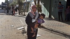Žena z města Gaza pláče, zatímco lidé opouštějí své domovy poté, co je před... Žena z města Gaza pláče, zatímco lidé opouštějí své domovy poté, co je před...