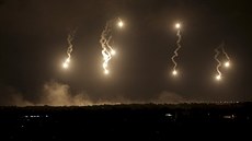 Izraelští vojáci v noci na sobotu znovu letecky zaútočili na palestinské Pásmo... Izraelští vojáci v noci na sobotu znovu letecky zaútočili na palestinské Pásmo...