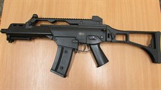 Airsoftová zbraň, kterou policisté v Ostravě zabavili třináctiletému hochovi. Airsoftová zbraň, kterou policisté v Ostravě zabavili třináctiletému hochovi.