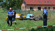 U Kromíe spadlo pi závodech letecké akrobacie malé letadlo.