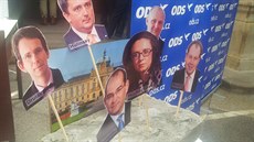 Na tiskovou konferenci přinesli zástupci ODS maketu se zabetonovanými... Na tiskovou konferenci přinesli zástupci ODS maketu se zabetonovanými...