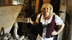 Průvodkyně a majitelka Marta Mastná ve starém dašovském mlýně, který se dodnes... Průvodkyně a majitelka Marta Mastná ve starém dašovském mlýně, který se dodnes...
