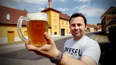 Sládek a spolumajitel nového pivovaru v Hostomicích Štěpán Kříž sází na... Sládek a spolumajitel nového pivovaru v Hostomicích Štěpán Kříž sází na...