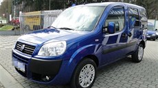 Poheovaný taxiká jezdí tímto automobilem znaky Fiat Doblo.