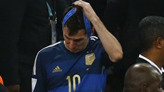 Argentinský útoník Lionel Messi si po finále MS sundává z krku stíbnou...