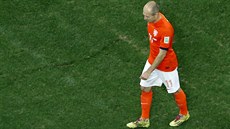 SMUTNÝ ODCHOD ZE HIT. Arjen Robben u ví, e Nizozemsko do finále...