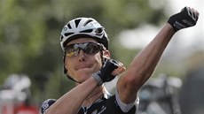 VÍTĚZNÉ GESTO. Tony Martin po triumfu v deváté etapě Tour de France. VÍTĚZNÉ GESTO. Tony Martin po triumfu v deváté etapě Tour de France.