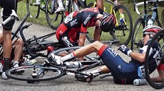Tejay van Garderen a Sebastien Reichenbach (vpravo) po pádu v sedmé etapě Tour Tejay van Garderen a Sebastien Reichenbach (vpravo) po pádu v sedmé etapě Tour