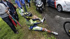 ROZBITÁ TRETRA. Alberto Contador po pádu v desáté etap Tour de France sítá