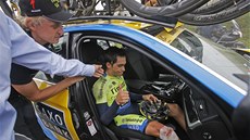 PALEC NAHORU, ALE... Alberto Contador po pádu v desáté etap Tour de France