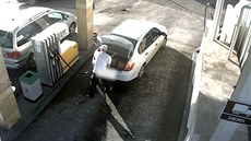 Při ujíždění od pumpy narazil do autobusu Při ujíždění od pumpy narazil do autobusu