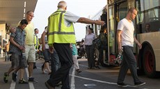 Autobusy odváejí rodinné písluníky pasaér letu MH17 na amsterdamském...