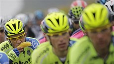 Alberto Contador v šesté etapě Tour de France obklopen svými kolegy z týmu... Alberto Contador v šesté etapě Tour de France obklopen svými kolegy z týmu...