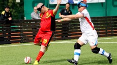 POZOR, JDU DO SOUBOJE! Při fotbale nevidomých musí hráč, který jde do souboje... POZOR, JDU DO SOUBOJE! Při fotbale nevidomých musí hráč, který jde do souboje...